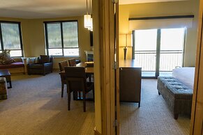 Grand Summit Hotel Spacious Family Suite by RedAwning - Save 20% on 7+