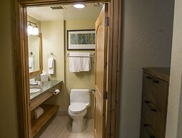 Grand Summit Hotel Spacious Family Suite by RedAwning - Save 20% on 7+