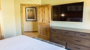 Grand Summit Hotel Spacious Family Suite by RedAwning - Save 20% on 7+