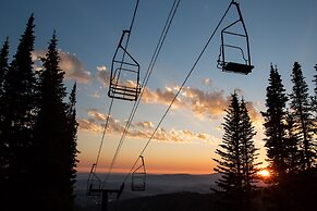 Grand Summit Hotel Spacious Family Suite by RedAwning - Save 20% on 7+