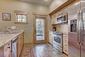 Premier 2-story Townhome Minutes From Winter Activities 3 Bedroom Town