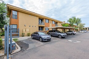 Scottsdale 2 Bedroom Condo by Redawning