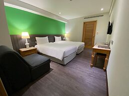 Green World Triplebeds Hotel