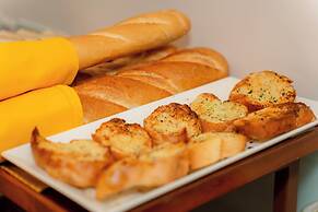 DAHLIALAND SAIGON HOTEL & SWIMMING POOL