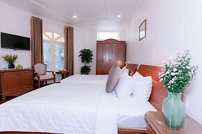 DAHLIALAND SAIGON HOTEL & SWIMMING POOL