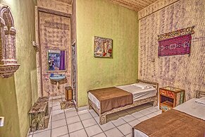 Lovina Central Hostel