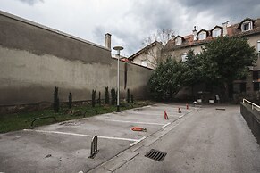 Tia Apartments and Rooms