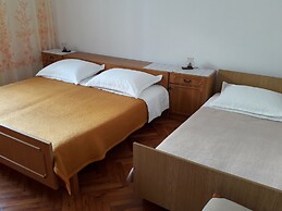 Apartments Metajna X