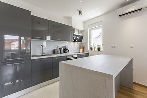 Beach Residence with pool and sea view