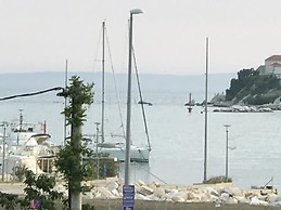 Beach Residence with pool and sea view