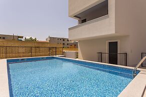 Beach Residence with pool and sea view