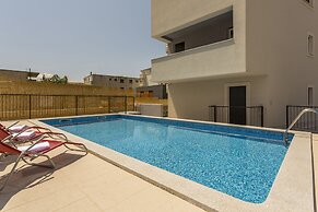Beach Residence with pool and sea view
