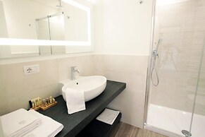 Villa Liberty - Lake Como Rooms & SPA