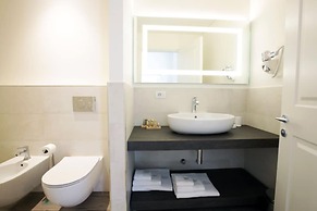 Villa Liberty - Lake Como Rooms & SPA