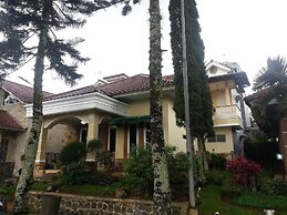 Villa Kota Bunga Allamanda