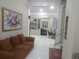 Villa Kota Bunga Camelia