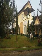 Villa Kota Bunga Dandelion