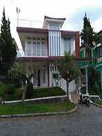 Villa Kota Bunga Violet