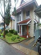 Villa Kota Bunga Violet