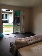 Beachcomber Lodge & Backpacker