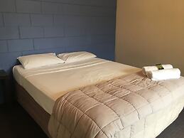 Beachcomber Lodge & Backpacker