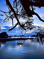 Le Pont Bungalow Hostel