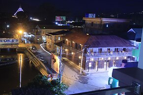 Hardwood Lodge - Hostel