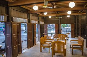 Hardwood Lodge - Hostel