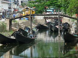 Hardwood Lodge - Hostel