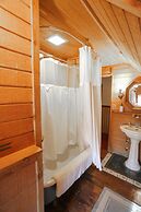 Gold Mountain Manor Bed and Breakfast