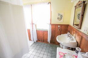 Gold Mountain Manor Bed and Breakfast