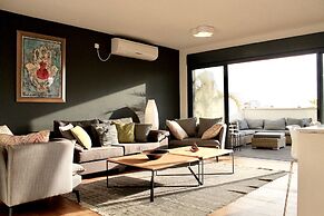 Stunning Duplex Near the Sea