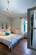 Grandma's Chic Home in Chania Venetian Harbor