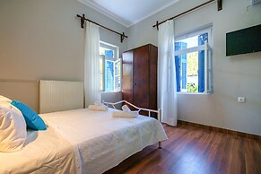 Grandma's Chic Home in Chania Venetian Harbor