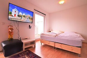 Tolstov-Hotels Big Room Apartment