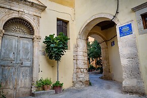 Heart of Old Town Cozy Home - Yard & Parking
