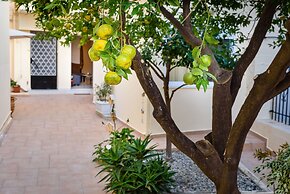 Heart of Old Town Cozy Home - Yard & Parking