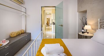 Heart of Old Town Cozy Home - Yard & Parking