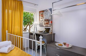 Heart of Old Town Cozy Home - Yard & Parking