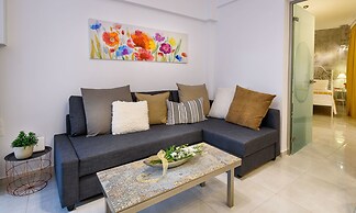 Heart of Old Town Cozy Home - Yard & Parking