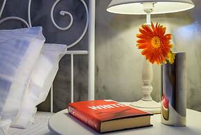 Heart of Old Town Cozy Home - Yard & Parking