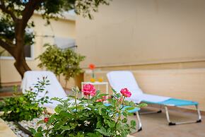 Heart of Old Town Cozy Home - Yard & Parking