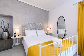 Heart of Old Town Cozy Home - Yard & Parking