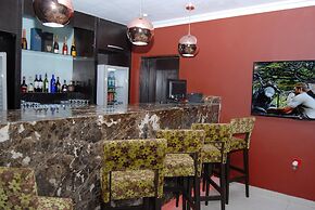 Kings Celia Hotel & Suites