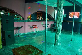 De Web Hotel & Lodge