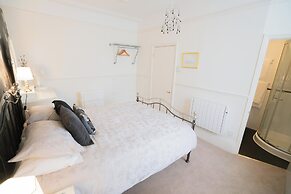 Maison Dieu Guest House