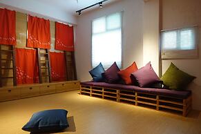 CaoJi Book inn Hostel