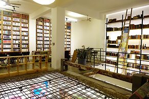 CaoJi Book inn Hostel