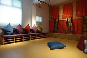 CaoJi Book inn Hostel