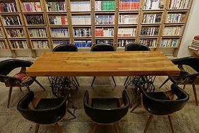 CaoJi Book inn Hostel